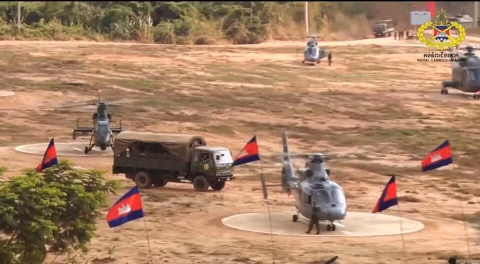 Sự sục sôi cũng đã lan tỏa ra các nước Đông Nam Á khác khi những hình ảnh xuất hiện rộng rãi hơn nữa trong các diễn đàn quân sự ASEAN, khiến người đam mê quân sự đặc biệt là ở Việt Nam và Thái Lan choáng ngợp, không ngừng đồn đoán về khả năng quân độ Campuchia sử hữu món vũ khí diệt tăng cực kỳ nguy hiểm này. Ảnh: Bãi đáp trực thăng dã chiến với các trực thăng Z-9 và Z-19 tại Campuchia.