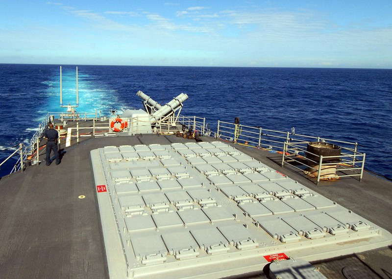 Hệ thống chiến đấu Aegis gồm các radar và tên lửa phòng không phủ khắp các tầm bắn; nhằm xác định vị trí và đánh chặn một số tên lửa hoặc máy bay tấn công cùng lúc; trong đó đặc biệt ưu tiên cho tính năng phòng thủ tên lửa đạn đạo liên lục địa BMD. Ảnh: Hệ thống phóng tên lửa thẳng đứng MK-41 trên các tàu lớp Arleigh Burke Ảnh: Defense.