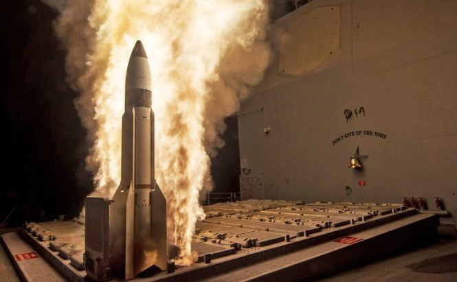 Nhật Bản cũng đã cung cấp công nghệ cho Mỹ trong phát triển tên lửa đánh chặn tầm cao SM-3 Block IIA, được cho là loại tên lửa đánh chặn của tương lai. Năm 2017, Nhật Bản cũng đã hợp tác với Anh để phát triển một tên lửa không đối không để trang bị trên các chiến đấu cơ của cả hai nước. Ảnh: Tên lửa SM-3 phóng từ một tàu tuần dương của Hải quân Mỹ. Ảnh: MDA.