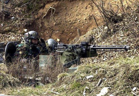 Vào lúc 08 giờ 13', quân đội Hàn Quốc đã bắn 15 viên đạn vào súng máy M249 và 5 phút sau, phía Hàn Quốc tiếp tục dùng súng máy hạng nặng K-6 để "trả lại" 15 viên đạn về phía Triều Tiên; tuy nhiên, không phải là các ụ súng tự động khai hỏa, mà là do lính Hàn Quốc trực tiếp bắn.