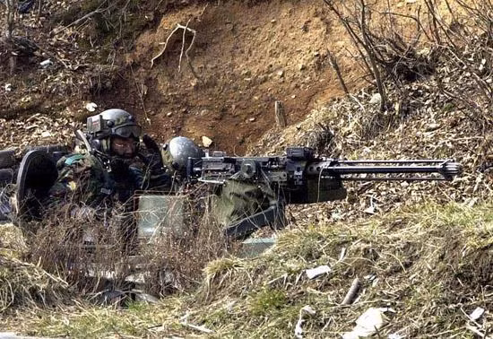 Vào lúc 08 giờ 13', quân đội Hàn Quốc đã bắn 15 viên đạn vào súng máy M249 và 5 phút sau, phía Hàn Quốc tiếp tục dùng súng máy hạng nặng K-6 để "trả lại" 15 viên đạn về phía Triều Tiên; tuy nhiên, không phải là các ụ súng tự động khai hỏa, mà là do lính Hàn Quốc trực tiếp bắn.