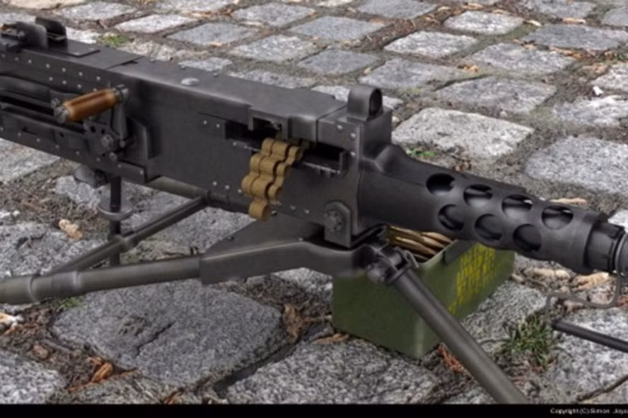 Trạm vũ khí tự động, điều khiển từ xa được trang bị súng máy hạng nặng M2HB có cỡ nòng 12,7 mm; đây là loại súng có sức sát thương lớn, tầm bắn xa, hoạt động tương đối ổn định; súng máy M2HB được đồng bộ với các thiết bị hoàn toàn tự động; tuy nhiên để khai thác những loại vũ khí như vậy, cần phải có nhân lực có tính chuyên nghiệp cao.