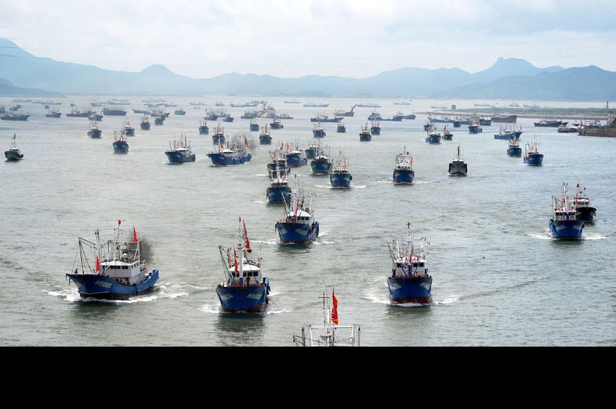 Trong bảng chỉ số đánh bắt bất hợp pháp (IUU) năm 2019 của Tổ chức Sáng kiến Toàn cầu Chống tội phạm xuyên quốc gia, Trung Quốc là nước được xếp hạng với số điểm kém nhất với việc thường xuyên cho ngư dân “nhảy dù” vào vùng biển các nước láng giềng để đánh cá, ngoài ra sự việc còn có sự hỗ trợ của các lực lượng chấp pháp nước này như Hải cảnh, Hải giám, Hải tuần,… Ảnh: Đội tàu đánh cá đông đảo của Trung Quốc tràn xuống đánh bắt tại Biển Đông.