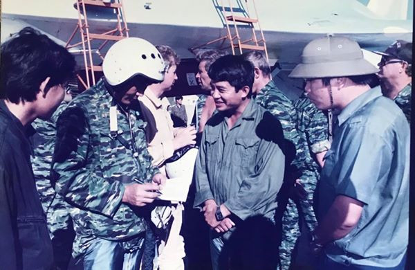 Gần đây, chúng ta có cơ hội được tiếp cận với hình ảnh hiếm hoi về ngày đầu những tiêm kích Su-27 được gia nhập biên chế Không quân ta. Đây là bức ảnh chuyến bay đầu tiên trên Su-27SK của Việt Nam do hai phi công huyền thoại Nguyễn Đức Soát và phi công Võ Văn Tuấn diễn ra vào năm 1995 trên bầu trời tổ quốc. Nguồn ảnh: Thượng tướng Võ Văn Tuấn.