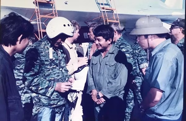Gần đây, chúng ta có cơ hội được tiếp cận với hình ảnh hiếm hoi về ngày đầu những tiêm kích Su-27 được gia nhập biên chế Không quân ta. Đây là bức ảnh chuyến bay đầu tiên trên Su-27SK của Việt Nam do hai phi công huyền thoại Nguyễn Đức Soát và phi công Võ Văn Tuấn diễn ra vào năm 1995 trên bầu trời tổ quốc. Nguồn ảnh: Thượng tướng Võ Văn Tuấn.