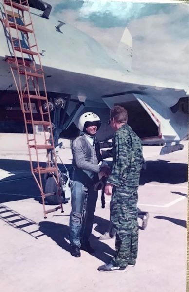 Hai người phi công được trao trọng trách thiêng liêng này chính là Trung tướng Nguyễn Đức Soát - Anh hùng lực lượng vũ trang nhân dân, là một trong số những phi công ACE của Việt Nam với chiến công hạ 6 máy bay Mỹ (lúc đó đang là Thiếu tướng) và phi công Võ Văn Tuấn lúc đó đang là trung đoàn trưởng trung đoàn không quân 937. Ảnh: Phi công Võ Văn Tuấn sau khi thực hiện chuyến bay an toàn.