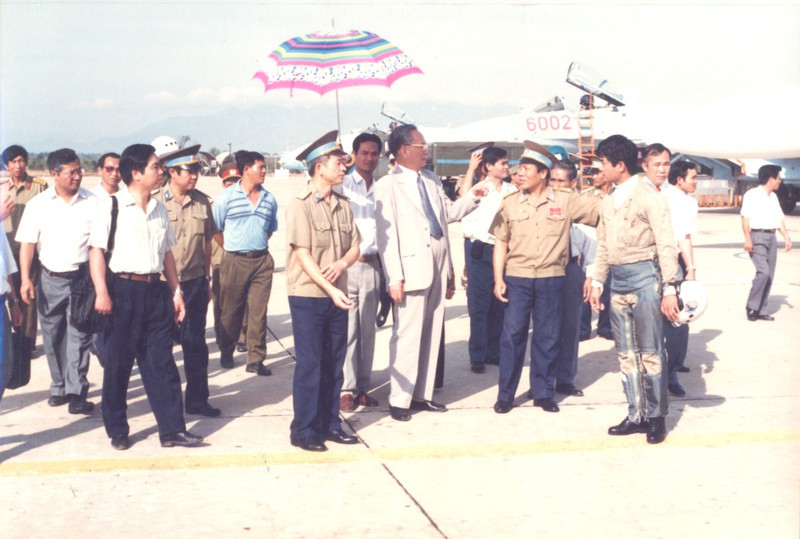 Sang năm 1996, Trung đoàn 937 được đón đồng chí Nguyên chủ tịch nước Lê Đức Anh đến thăm, phi công Võ Văn Tuấn một lần nữa được giao trọng trách vinh dự được bay trên chiếc Su-27SK trình diễn báo cáo với chủ tịch nước. Ảnh: Nguyên chủ tịch nước Lê Đức Anh nói chuyện đồng chí trung đoàn trưởng trung đoàn 937 Võ Văn Tuấn sau khi thực hiện xuất sắc chuyến bay của mình.