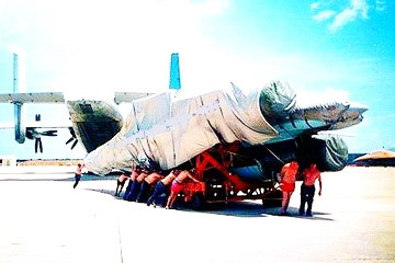 Hình ảnh hiếm về quá trình bốc dỡ chiếc Su-27 của Việt Nam xuống từ máy bay vận tải An-22 Antaeus của Nga.