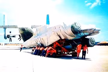 Hình ảnh hiếm về quá trình bốc dỡ chiếc Su-27 của Việt Nam xuống từ máy bay vận tải An-22 Antaeus của Nga.