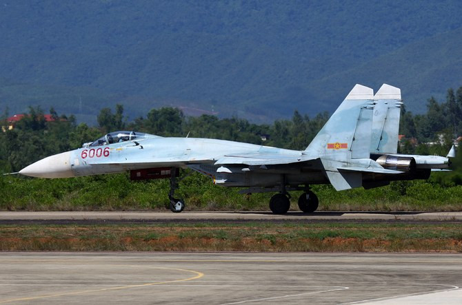 Su-27 là một tiêm kích thế hệ 4, có chiều dài 21.9m, sải cánh 14.7m, trọng lượng cất cánh tối đa 23.000kg với sức mang 8.000kg vũ khí. Phiên bản Su-27SK là phiên bản chiến đấu 1 chỗ ngồi với số lượng 7 chiếc có trong biên chế, trong khi Su-27UBK là phiên bản huấn luyện 2 chỗ ngồi, Việt Nam mua với số lượng 5 chiếc. Hiện nay Việt Nam đã mất một chiếc Su-27SK số hiệu 6007 vào năm 1998 và một máy bay Su-27SK cháy động cơ hoàn toàn số hiệu 6005 do chim bay vào động cơ. Ảnh: Tiêm kích Su-27SK của Việt Nam