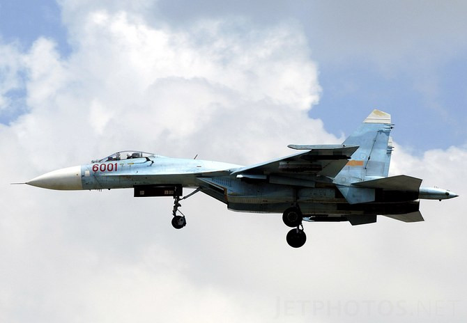 Su-27 sử dụng hai động cơ tuabin phản lực AL-31F cho phép máy bay đạt vận tốc tối đa Mach 2.35, trần bay tối đa 18.5km, vận tốc leo cao 325m/s. Máy bay cũng có tầm bay tối đa 1.340km trên biển và lên đến 3.530 trên đất liền hoặc ở độ cao lớn. Ảnh: Tiêm kích Su-27SK của Việt Nam.