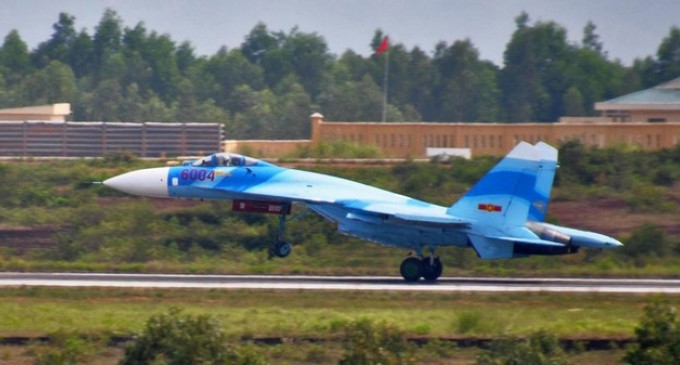 Máy bay sử dụng loại radar N001 Mech cho phép Su-27 đồng thời theo dõi 10 mục tiêu bay và đồng thời tấn công 2 mục tiêu, với tầm phát hiện tới 80km ở bán cầu trước và 30-40km ở bán cầu sau đối với mục tiêu có bề mặt tán xạ radar 3 m2.