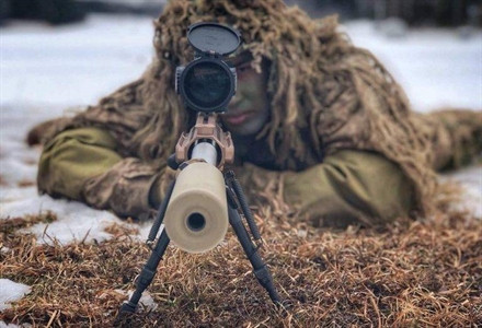 Súng trường bắn tỉa Mk13 được chế tạo dựa trên mẫu súng trường bắn tỉa Remington 700, súng được trang bị khóa nòng trượt dọc, lên đạn thủ công; súng có chiều dài hơn 900mm (600mm khi gấp báng), trọng lượng của súng 6kg. Ảnh: Một lính đặc nhiệm bắn tỉa của Thủy quân lục chiến Mỹ với súng Mk 13 Mod 7 gắn ống giảm thanh Mk11. Nguồn: TQLC Mỹ