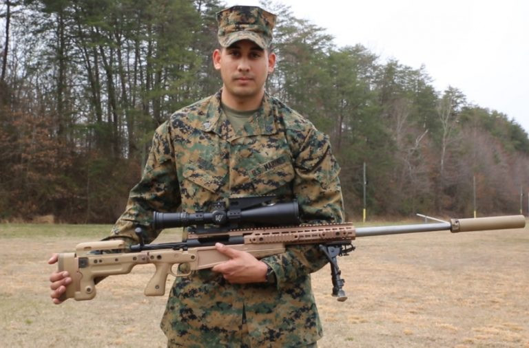 Khẩu Mk13 sử dụng hộp tiếp đạn 5 viên, chân súng có thể gập vào dễ dàng hoặc tháo rời; ngoài ra còn có hộp dụng cụ bảo quản, dây đeo, kính ngắm chuyên dụng và hộp đựng để vận chuyển vũ khí.