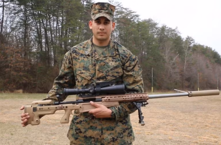 Khẩu Mk13 sử dụng hộp tiếp đạn 5 viên, chân súng có thể gập vào dễ dàng hoặc tháo rời; ngoài ra còn có hộp dụng cụ bảo quản, dây đeo, kính ngắm chuyên dụng và hộp đựng để vận chuyển vũ khí.