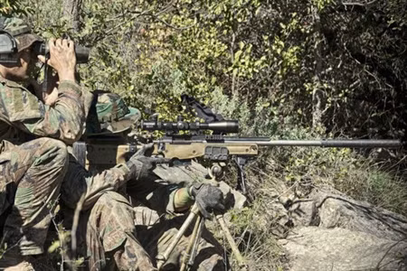 Theo trang web chính thức của Thủy quân lục chiến Mỹ, súng trường Mk13 đã sẵn sàng hoạt động đầy đủ trong quý IV/2019. Các sư đoàn đầu tiên của Thủy quân lục chiến đã nhận được súng trường Mk13 vào năm 2018 để tiến hành các cuộc thử nghiệm toàn diện về vũ khí mới. Ảnh: Một tổ súng bắn tỉa của đặc nhiệm của thủy quân lục chiến Mỹ huấn luyện sử dụng súng trường Mk 13 Mod 7. Nguồn: TQLC Mỹ