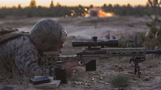Những người được giao nhiệm vụ thử nghiệm súng Mk13 của lực lượng Thủy quân lục chiến Mỹ, rất hài lòng với đạn và súng mới; cho phép họ tự tin đánh kẻ thù ở khoảng cách đến 1.100-1.200 m. Trong điều kiện chiến đấu thực tế tại chiến trường Afghanistan, ở địa hình đồi núi, các xạ thủ sử dụng súng Mk13 đã tiêu diệt mục tiêu ở cự ly đến 1.250 m. Ảnh: Một lính thủy đánh bộ Mỹ đang sử dụng khẩu Mk13. Nguồn: TQLC Mỹ