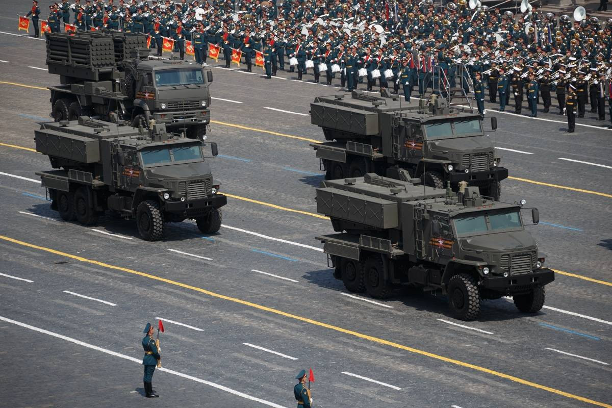 Xuất hiện lần đầu trong cuộc duyệt binh hồi tháng 6/2020, TOS-2 được thiết kế trên khung gầm xe tải bánh lốp Ural-63706-0120 thay vì khung gầm xe tăng T-72B.