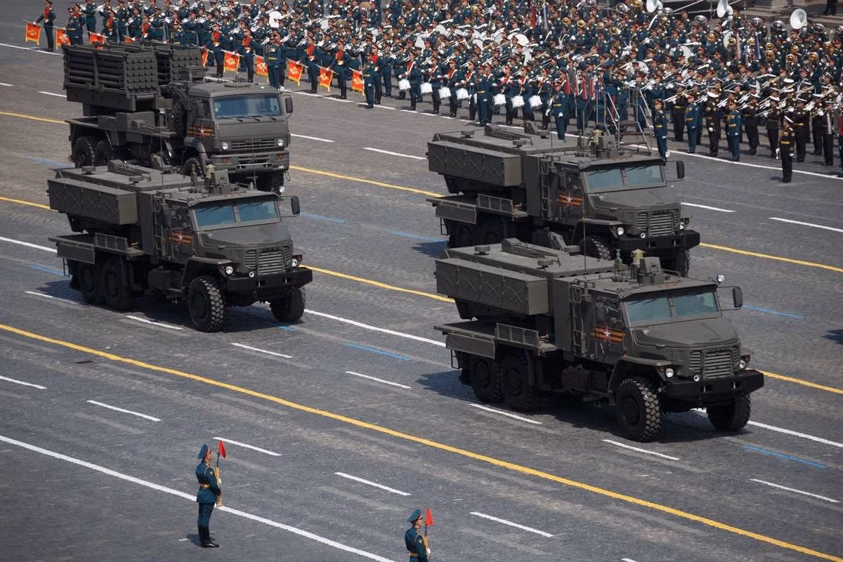 Xuất hiện lần đầu trong cuộc duyệt binh hồi tháng 6/2020, TOS-2 được thiết kế trên khung gầm xe tải bánh lốp Ural-63706-0120 thay vì khung gầm xe tăng T-72B.