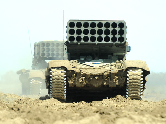 Dù đưa vào trang bị TOS-2, nhưng Nga vẫn tiếp tục duy trì hệ thống phun lửa hạng nặng TOS-1A vì chúng vẫn hiện đại và có sức mạnh hủy diệt khủng khiếp. Ước tính Quân đội Nga hiện có khoảng 45 hệ thống TOS-1A biên chế cho bộ đội phòng hóa.