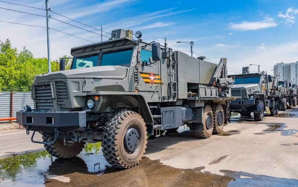 Nó vẫn được trang bị giàn phóng 220mm và các viên đạn rocket lắp đầu nổ nhiệt áp với sức hủy diệt chỉ sau vũ khí hạt nhân. Hệ thống được tích hợp các khí tài tính toán, ngắm bắn tiên tiến đảm bảo độ chính xác cao hơn.