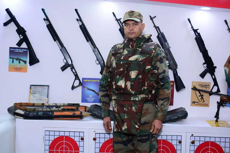 Từ tình hình thực tiễn trên, trong năm 2016-2017, Lực lượng Cảnh sát Vũ trang Ấn Độ đã đề xuất nhu cầu về loại áo giáp mới, nhằm đáp ứng yêu cầu bảo vệ của Viện Tư pháp Quốc gia. Áo giáp BARC đáp ứng được những yêu cầu này và là sản phẩm đạt tiêu chuẩn “Made in India”. Ảnh: Lính Ấn Độ với áo giáp BARC - Nguồn: DNA India