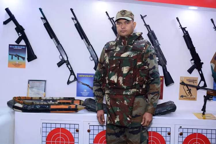 Từ tình hình thực tiễn trên, trong năm 2016-2017, Lực lượng Cảnh sát Vũ trang Ấn Độ đã đề xuất nhu cầu về loại áo giáp mới, nhằm đáp ứng yêu cầu bảo vệ của Viện Tư pháp Quốc gia. Áo giáp BARC đáp ứng được những yêu cầu này và là sản phẩm đạt tiêu chuẩn “Made in India”. Ảnh: Lính Ấn Độ với áo giáp BARC - Nguồn: DNA India