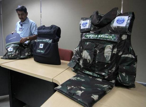 Áo giáp BARC lần đầu được ra mắt tại Triển lãm Quốc tế ở New Delhi vào năm ngoái, có trọng lượng nặng 6,6 kg; nhẹ chỉ bằng một nửa, so với loại áo giáp được Bộ Nội vụ Liên bang Ấn Độ đang trang bị. Ảnh: Áo giáp Bhabha Kavach - Nguồn: PTI