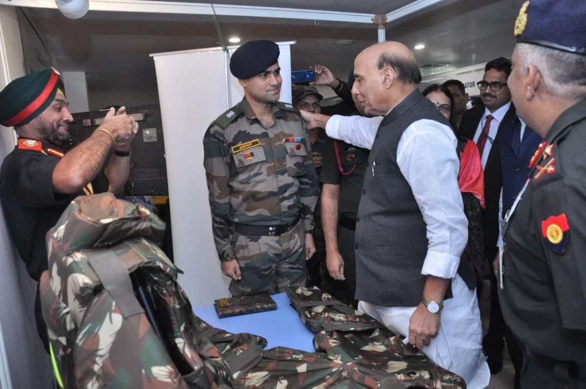 Hiện nay BARC có hai loại giáp mềm và giáp cứng. Áo giáp mềm có thể ngăn đạn từ súng ngắn và các loại vũ khí nhỏ, sẽ được sử dụng cho lực lượng bảo vệ yếu nhân và một số VIP để bảo vệ an toàn cho bản thân. Lực lượng an ninh thường sử dụng áo giáp cứng, có khả năng bảo vệ tốt hơn, khi có thể ngăn được đạn cỡ lớn. Ảnh: Bộ trưởng Quốc phòng Ấn Độ Rajnath Singh đánh giá cao áo giáp BARC tại Triển lãm Công nghệ Quân đội ở New Delhi vào ngày 23/12/2019 - Nguồn: Ayaskant Das