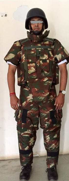 Áo giáp BARC được mệnh danh là "áo giáp nhẹ nhất" ở Ấn Độ. Lớp giáp thân có thể chống được đạn lõi thép 7,62 mm bắn từ súng tiểu liên AK-47, cũng như đạn 5,56 mm từ súng trường Insass do Ấn Độ sản xuất. Ảnh: Lính Ấn Độ với áo giáp BARC - Nguồn: DNA India