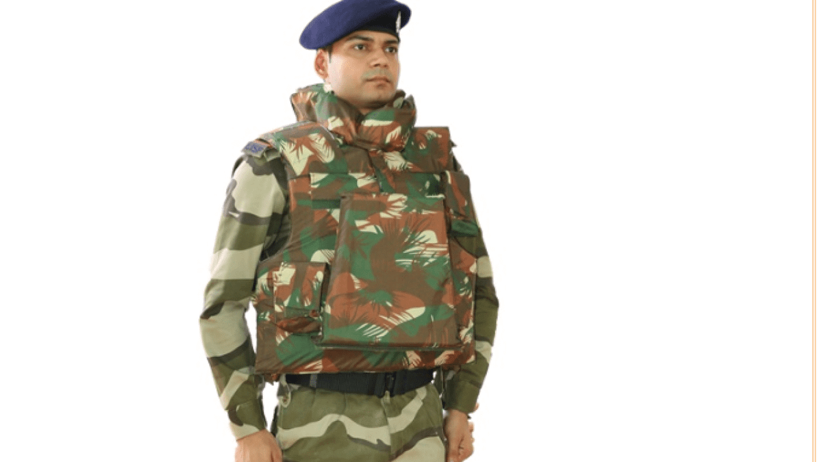 Các lớp của áo giáp BARC được hợp nhất với nhau ở nhiệt độ cao; công nghệ này giúp tạo thành một tấm áo giáp dày và cứng, sau đó được phun bằng vật liệu nano carbon. Vật liệu nano này thấm sâu trong các lớp xen kẽ khác nhau của tấm kim loại, và khi viên đạn xuyên qua tấm kim loại, nó sẽ giảm tốc độ và bị kẹt lại. Ảnh: Lính Ấn Độ với áo giáp BARC - Nguồn: DNA India