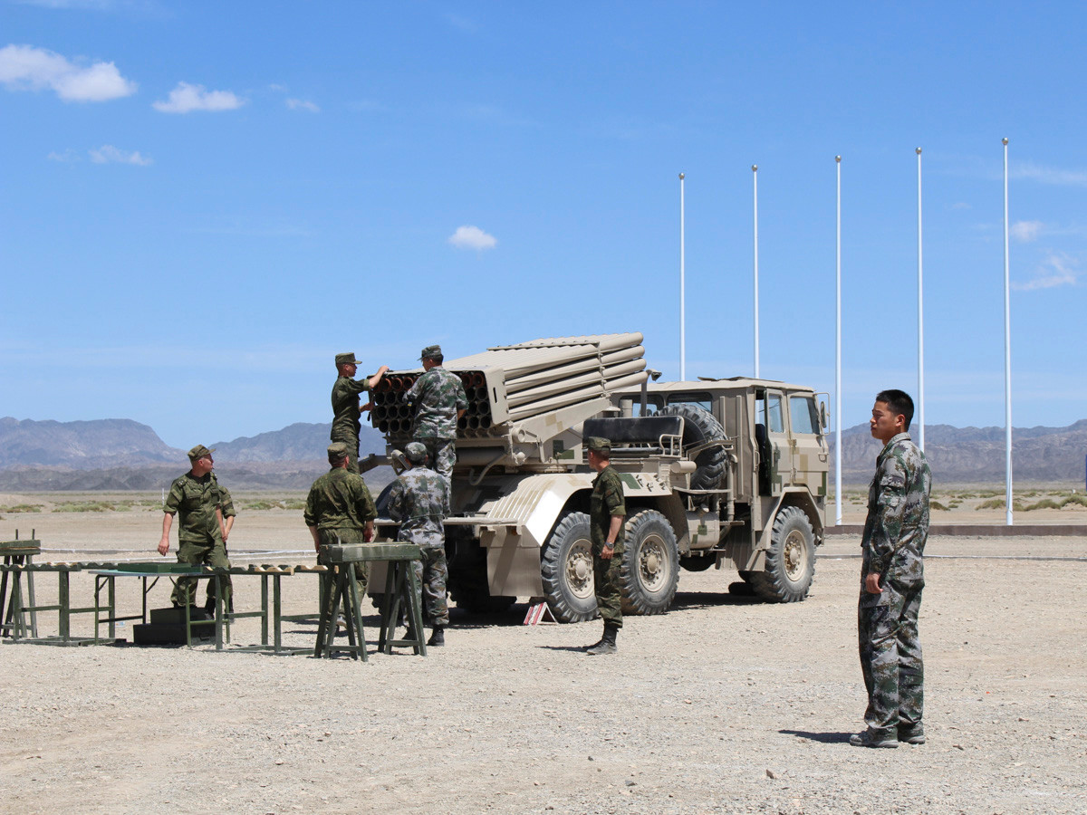 Tổ hợp Type-81 được đặt trên khung gầm xe tải OQ-261 Honyuan, đây được coi là một phiên bản của BM-21 Grad nổi tiếng của Liên Xô do Trung Quốc sản xuất. Với việc được trang bị nhiều loại đầu đạn 122mm khác nhau như đạn nổ mạnh, đạn nổ phá mảnh,… Type-81 vẫn đang được sử dụng khá rộng rãi trong biên chế quân đội nước này. Ảnh: Binh sĩ Nga và Trung Quốc đang thao tác với tổ hợp pháo phản lực Type-81.