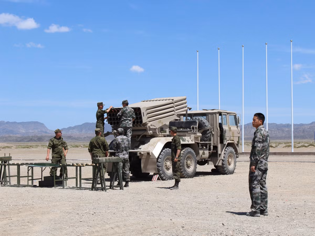 Tổ hợp Type-81 được đặt trên khung gầm xe tải OQ-261 Honyuan, đây được coi là một phiên bản của BM-21 Grad nổi tiếng của Liên Xô do Trung Quốc sản xuất. Với việc được trang bị nhiều loại đầu đạn 122mm khác nhau như đạn nổ mạnh, đạn nổ phá mảnh,… Type-81 vẫn đang được sử dụng khá rộng rãi trong biên chế quân đội nước này. Ảnh: Binh sĩ Nga và Trung Quốc đang thao tác với tổ hợp pháo phản lực Type-81.