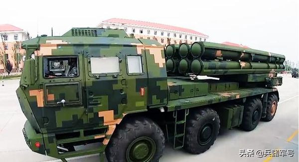 Hệ thống cũng có thể tùy biến để sử dụng nhiều loại đạn pháo phản lực khác nhau như cỡ 300mm, cỡ 370mm và cỡ 750mm hoặc có thể dùng song song cùng lúc hai loại trên cùng một tổ hợp cho những nhiệm vụ đặc thù. Dẫu vậy, Trung Quốc chỉ mới cho ra mắt phiên bản PHL-191 với 8 ống phóng rocket cỡ 370mm mà chưa có hình ảnh nào về phiên bản mang ống 300mm hay 750mm. Ảnh: Tổ hợp PHL-191 với các ống phóng rocket 370mm.