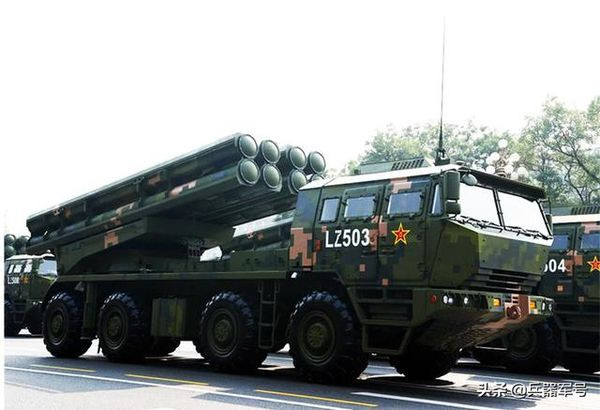 Xe bệ phóng PHL-191 được trang bị hệ thống liên lạc hiện đại, hệ thống thông tin thời tiết, hệ thống chỉ huy chiến đấu và hệ thống bảo trì hậu cần. Đây có thể coi là loại khí tài có mức độ tự động hóa khá cao. Ngoài ra, hệ thống còn sử dụng loại bệ phóng theo kiểu moldun tiên tiến, giúp quá trình thay đạn chỉ mất 10 phút cho đợt bắn tiếp theo. Ảnh: Hệ thống PHL-191 của Trung Quốc trong cuộc duyệt binh.