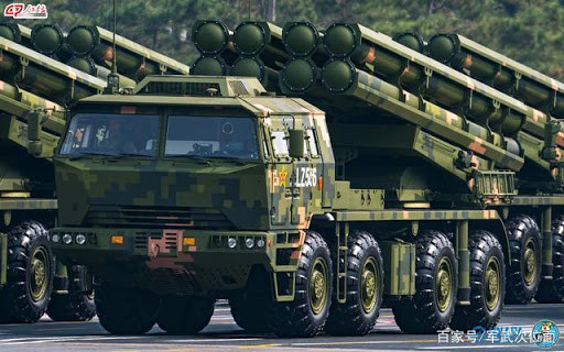 Cuối cùng là loạt pháo phản lực tầm xa mới nhất vừa được Trung Quốc cho trình làng trong lễ kỷ niệm 70 năm ngày Quốc khánh nước này - tổ hợp PHL-191. Hệ thống được phát triển từ năm 2013 và chỉ được chính thức công bố vào tháng 1 năm 2019. Nó sử dụng khung gầm xe 8x8 có khả năng việt dã cao, nhưng đã loại bỏ carbin điều khiển hỏa lực như trên Type-03 và tích hợp hệ thống điều khiển hỏa lực tự động. Ảnh: Hệ thống PHL-191 trong cuộc duyệt binh.