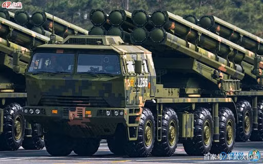 Cuối cùng là loạt pháo phản lực tầm xa mới nhất vừa được Trung Quốc cho trình làng trong lễ kỷ niệm 70 năm ngày Quốc khánh nước này - tổ hợp PHL-191. Hệ thống được phát triển từ năm 2013 và chỉ được chính thức công bố vào tháng 1 năm 2019. Nó sử dụng khung gầm xe 8x8 có khả năng việt dã cao, nhưng đã loại bỏ carbin điều khiển hỏa lực như trên Type-03 và tích hợp hệ thống điều khiển hỏa lực tự động. Ảnh: Hệ thống PHL-191 trong cuộc duyệt binh.