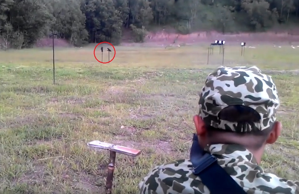 Tiếp theo là quỳ bắn, chỉ với 2 viên đạn bắn ra, cả 2 mục tiêu đều bị hạ gục nhanh chóng. Ảnh: Chiến sĩ trong tư thế quỳ bắn.