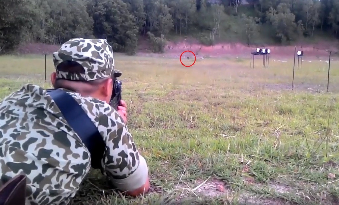 Kế đến là tư thế nằm bắn, mục tiêu lần này là tấm bia nằm sát mặt đất đã bị bắn hạ ngay lập tức chỉ với 1 phát đạn duy nhất. Ảnh: Chiến sĩ thực hiện tư thế nằm bắn.