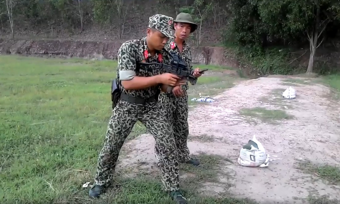 Mới đây trong một đoạn video lưu hành trên mạng xã hội, chúng ta đã có cơ hội chứng kiến tận mắt chiến sĩ đặc công trổ tài thiện xạ đặc biệt chính xác với khẩu tiểu liên Micro Uzi của mình. Ảnh: Chiến sĩ trong tư thế chuẩn bị.