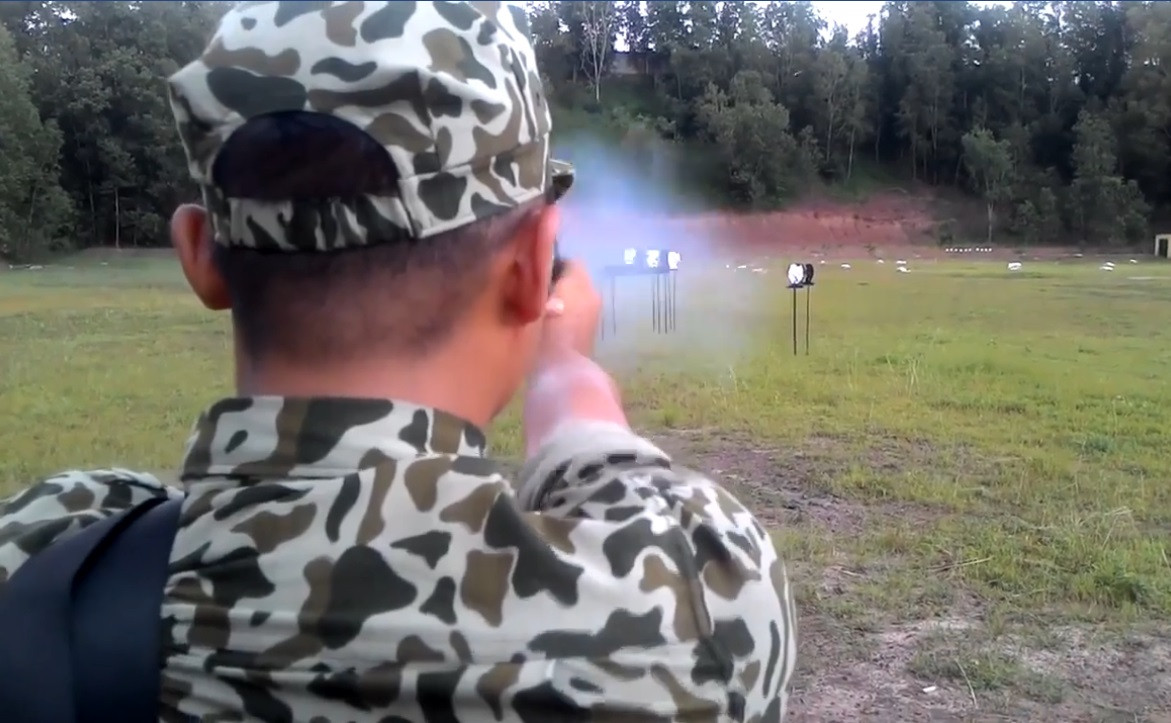 Sau khi đã thực hiện cả 3 tư thế bắn súng tiểu liên, chiến sĩ chuyển qua khoa mục bắn súng ngắn. Với khẩu súng K54 của mình, chiến sĩ đã hạ gục cả 2 mục tiêu giả định (màu đen) ẩn nấp phía sau con tin (màu trắng). Ảnh: Chiến sĩ trong tư thế đứng bắn súng K54