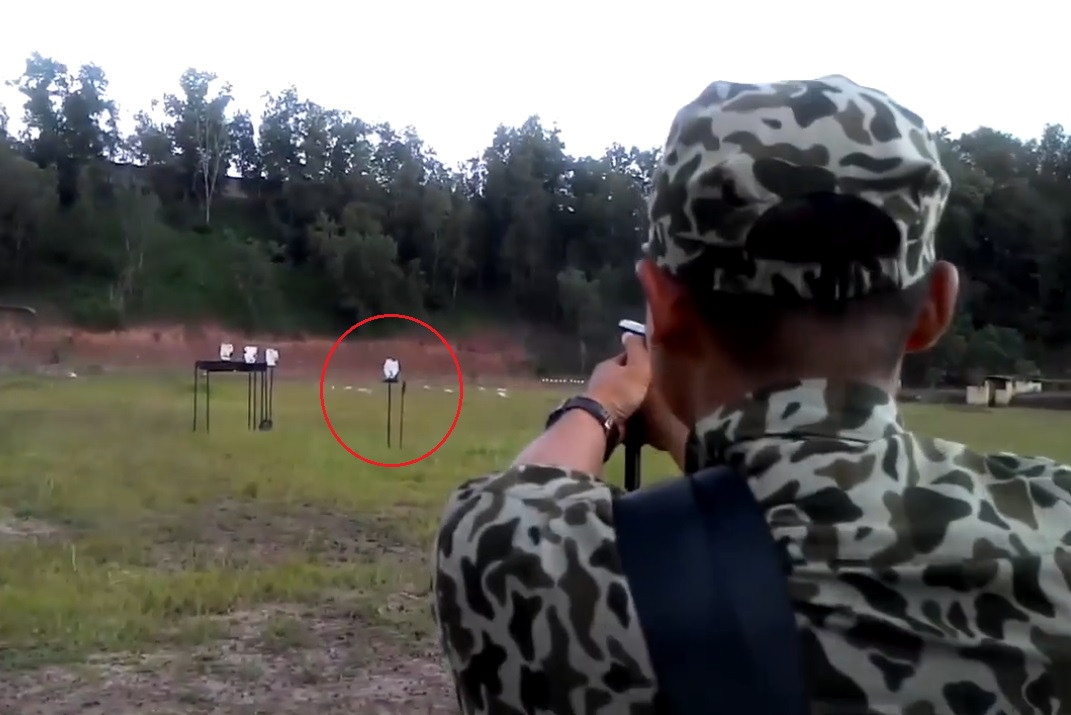 Cuối cùng, chiến sĩ thực hiện động tác quỳ bắn súng ngắn K54, hạ gục nhanh chóng mục tiêu ẩn nấp sau con tin. Kết thúc bài bắn, chiến sĩ hạ gục 100% mục tiêu, mỗi mục tiêu chỉ mất 1 viên đạn. Đây là một tỉ lệ vô cùng xuất sắc, thời gian hoàn thành bài bắn chưa tới 1 phút, cho thấy trình độ vô cùng cao của những chiến đấu viên đặc công.