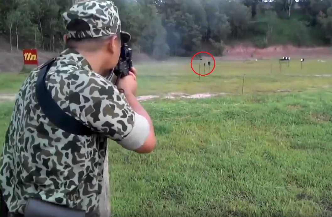 Đầu tiên là tư thế đứng bắn, chiến sĩ đã xuất sắc hạ gục mục tiêu ngay từ phát đạn đầu tiên. Ảnh: Chiến sĩ thực hiện thao tác đứng bắn.