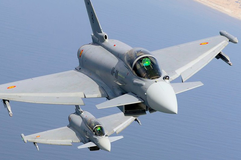 Quyết định mua Eurofighter Typhoon thực sự là một quyết định gây tranh cãi đặc biệt về hiệu quả mà chúng có thể mang lại và giá thành. Việc vận hành loai tiêm kích này có chi phí cao hơn những 70% so với việc vận hành một chiếc tiêm kích tàng hình thế hệ thứ năm F-35A mặc dù Typhoon thua kém về mọi mặt. Eurofighter Typhoon trước đó cũng không hề được ưu chuộng và chỉ có các quốc gia Vùng Vịnh giàu có mới mua chúng về. Ảnh: Biên đội tiêm kích Eurofighter Typhoon.
