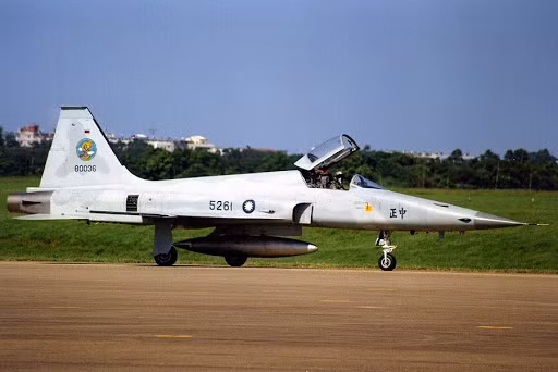 Thay vào đó, Mỹ đã chọn chương trình hiện đại hóa cho phi đội F-16A/B của Đài Loan, mặc dù việc này đã giúp nâng cao tính năng chiến đấu của hơn 100 máy bay chiến đấu F-16 hiện có, nhưng nó không thể giúp loại ra khỏi biên chế số máy bay đã lạc hậu như F-5. Ảnh: Máy bay F-5E của Đài Loan - Nguồn: Wikipedia.