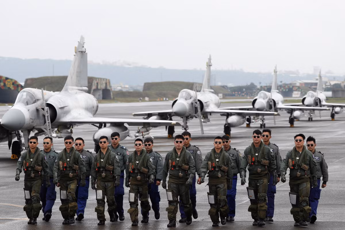 Điều quan trọng là trước sức ép ngày càng tăng của Trung Quốc đối với hòn đảo này, Đài Loan sẽ cần sự hỗ trợ chính trị của Mỹ, được cụ thể hóa bằng việc bán vũ khí cho hòn đảo này và bằng những hành động quân sự khác, chẳng hạn như điều máy bay chiến đấu và tàu chiến đến tập trận gần đảo Đài Loan. Ảnh: Ảnh: Máy bay Mirage-2000 của Đài Loan - Nguồn: Wikipedia.