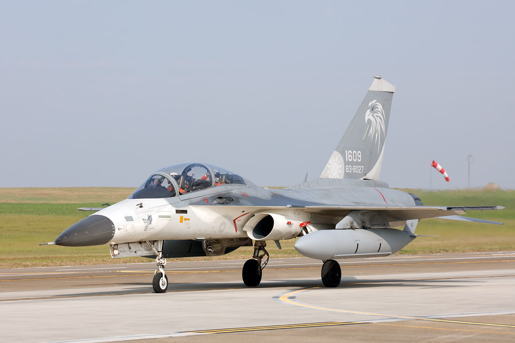 Cuối cùng, sau gần hai thập kỷ, Đài Loan đã có thể mua F-16 mới, giúp mang lại cho Không quân Đài Loan diện mạo mới; vì số máy bay chiến đấu F-16 (cả mới và cũ) sẽ là lực lượng chủ lực của không quân hòn đảo này. Phần còn lại sẽ là 100 máy bay chiến đấu F-CK-1 Ching-kuo tự chế và khoảng 50 chiếc Mirage-2000. Ảnh: Máy bay F-CK-1 Ching-kuo của Đài Loan - Nguồn: Wikipedia.