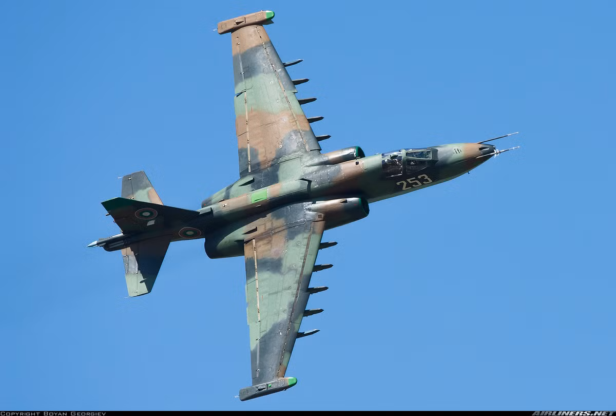 Vấn đề là với tình trạng này, nếu EU và NATO áp đặt biện pháp trừng phạt Belarus thì khả năng cao Minsk sẽ đáp trả bằng các biện pháp tương tự. Như vậy thì đồng nghĩa với việc 8 máy bay cường kích Su-25 của Bulgaria sẽ bị "bắt giữ làm con tin".