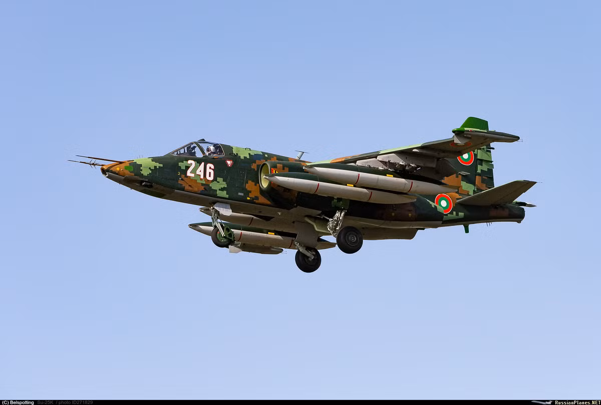 Trong ảnh là chiếc Su-25K đầu tiên của Bulgaria vừa được nhà máy Belarus hiện đại hóa xong, đang bay thử nghiệm. Sau nâng cấp, chiếc Su-25K được thay đổi sơn ngụy trang sang kiểu camo "kỹ thuật số".