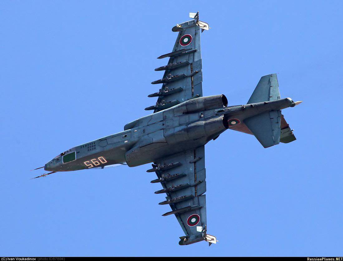 Sự căng thẳng của hai bên đẩy Không quân Bulgaria vào tình trạng chỉ còn một nửa sức chiến đấu, vì hiện trong nước họ chỉ còn 6 chiếc Su-25 và 15 chiếc MiG-29. Bulgaria đã mua 8 chiếc F-16V Block 70 của Mỹ nhưng số này sẽ khó mà được chuyển giao trước cuối năm 2023. Đến đây, có lẽ Không quân Bulgaria chắc chỉ còn nước “cầu chúa” mong quan hệ Belarus với NATO sẽ không xấu đi thêm nữa, nếu không phi công của họ sẽ không còn máy bay để dùng.